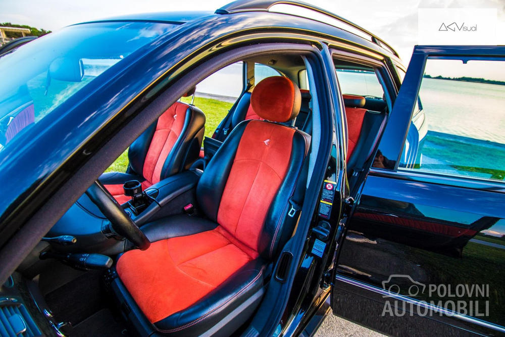 Sjajan spoj crne i crvene kože 