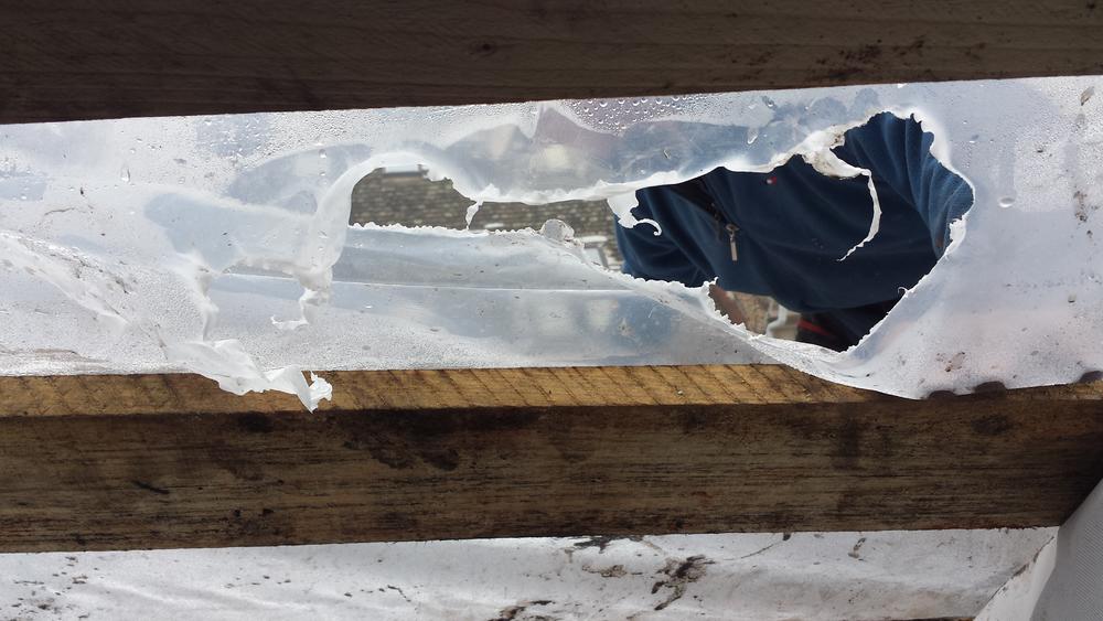 Najlon na krovu za koji stanari sumnjanju da je Cvetojević progorio  