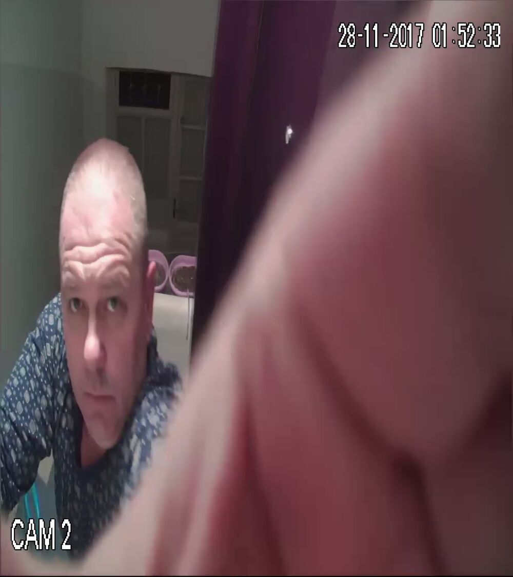 Onesposobljava kameru ispred vrata komšije  