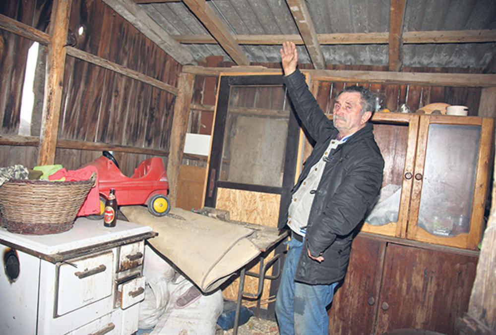 DEDA POKAZUJE GREDU O KOJU SE MALIŠAN OBESIO