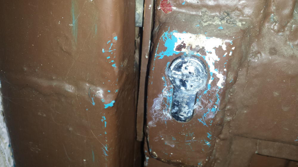 Brava u koju je ubačen lepak  