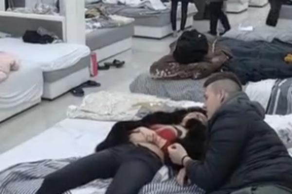 SEKSI IGRICA PRED KAMERAMA: Sloba izludeo Lunu, stenje i moli ga da prestane (VIDEO 18+)