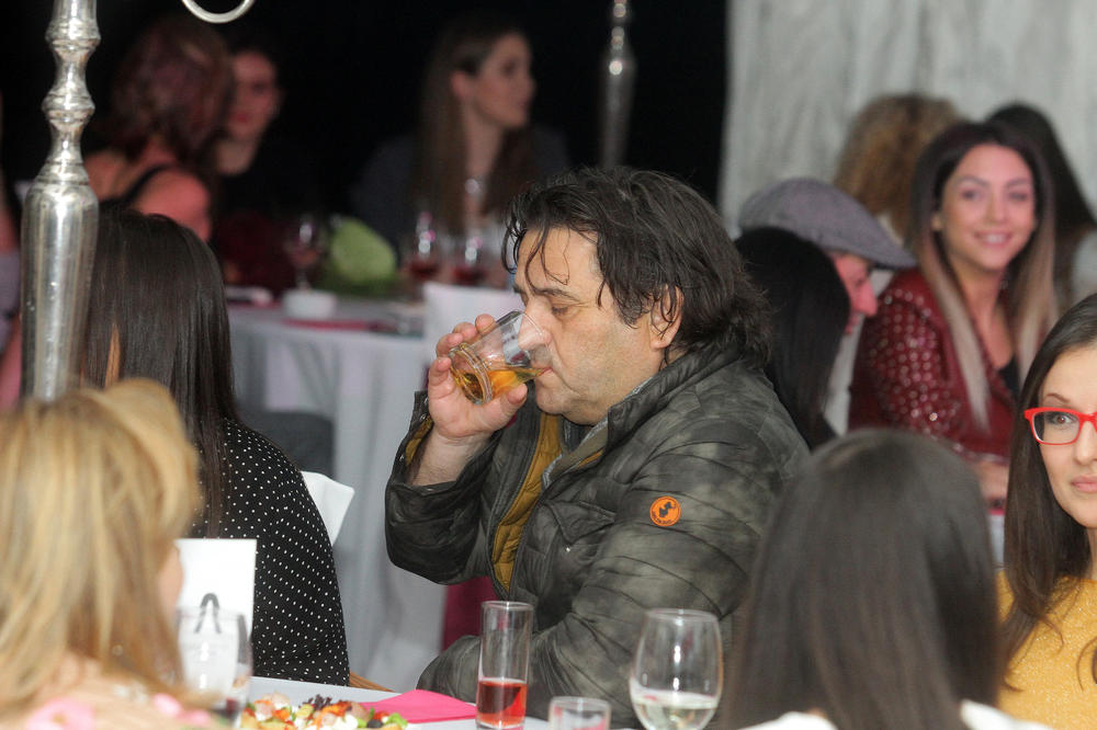 ALKOHOL I IZDAJA ŽENE SU GA UP0ROPASTILI: Bio je zvezda, a sada peva za 50 evra, IZGUBIO SVE!