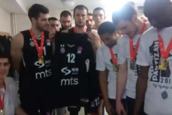 IGRAČINA JESTE, ALI JE I LJUDSKA GROMADA: Znate li šta je Novica Veličković uradio sa dresom u kome je osvojio Kup?! (VIDEO)