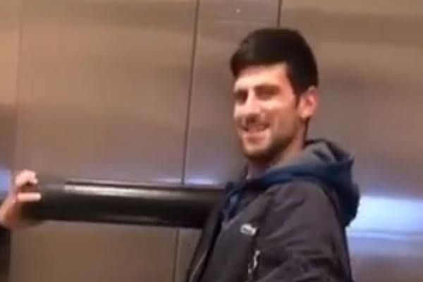 Crni Nole, pa zar i ti da postaneš zavisnik?! (FOTO)