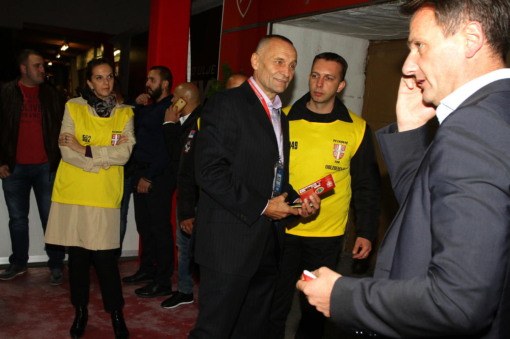 BINIĆ OPLEO PO VUČELIĆU! Treba nečije dete da izgubi glavu zbog ludaka! (FOTO)