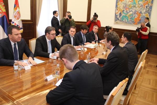Vučić primio predstavnike Hrvata u Srbiji: Predsedniku su poklonili JEDAN SIMBOL, a doneli su I JASNE ZAHTEVE (FOTO)