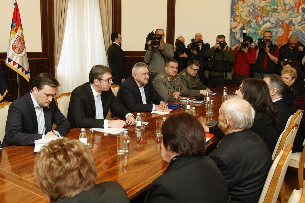 Predsednik je dobio na poklon bedž Crvenog krsta za nestale 