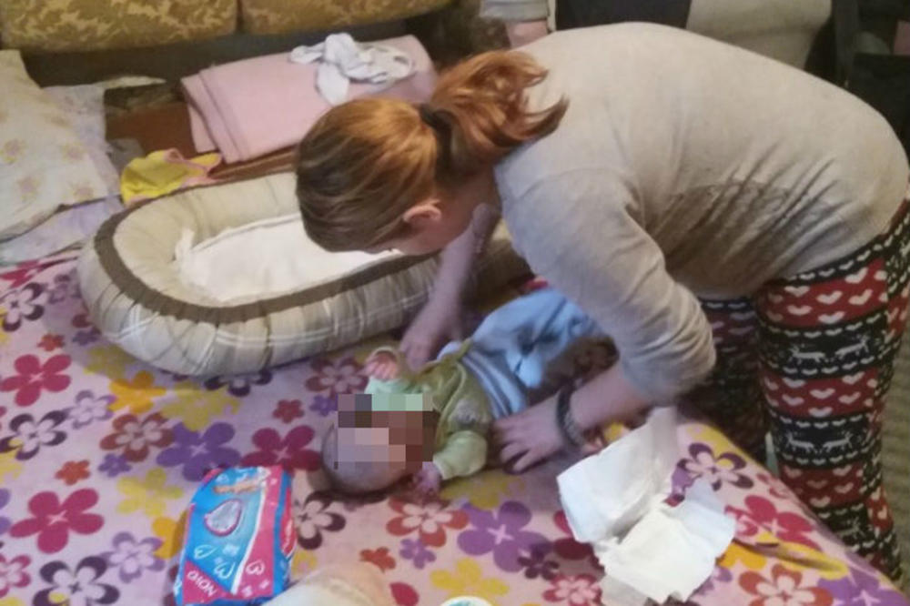 MALA NEVENA IMA SAMO MESEC DANA I JAKO JE SIĆUŠNA: Živi s mamom, prabakom i bolesnim dedom, a preživljavaju jedva s 12.000 dinara mesečno! (FOTO)