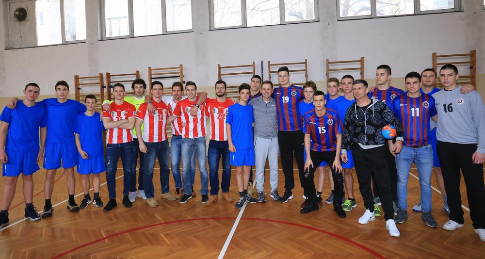 Siniša Mali u OŠ Drinka Pavlović sa rukometašima Crvene zvezde i Partizana