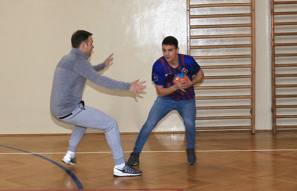 Siniša Mali u OŠ Drinka Pavlović sa rukometašima Crvene zvezde i Partizana 