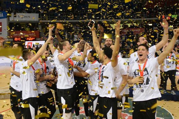 JEZIVO! PRETNJE KOJE LEDE KRV U ŽILAMA: Zvezdaši prete lomljenjem kolena igraču koga optužuju da je oskrnavio pehar! (FOTO)