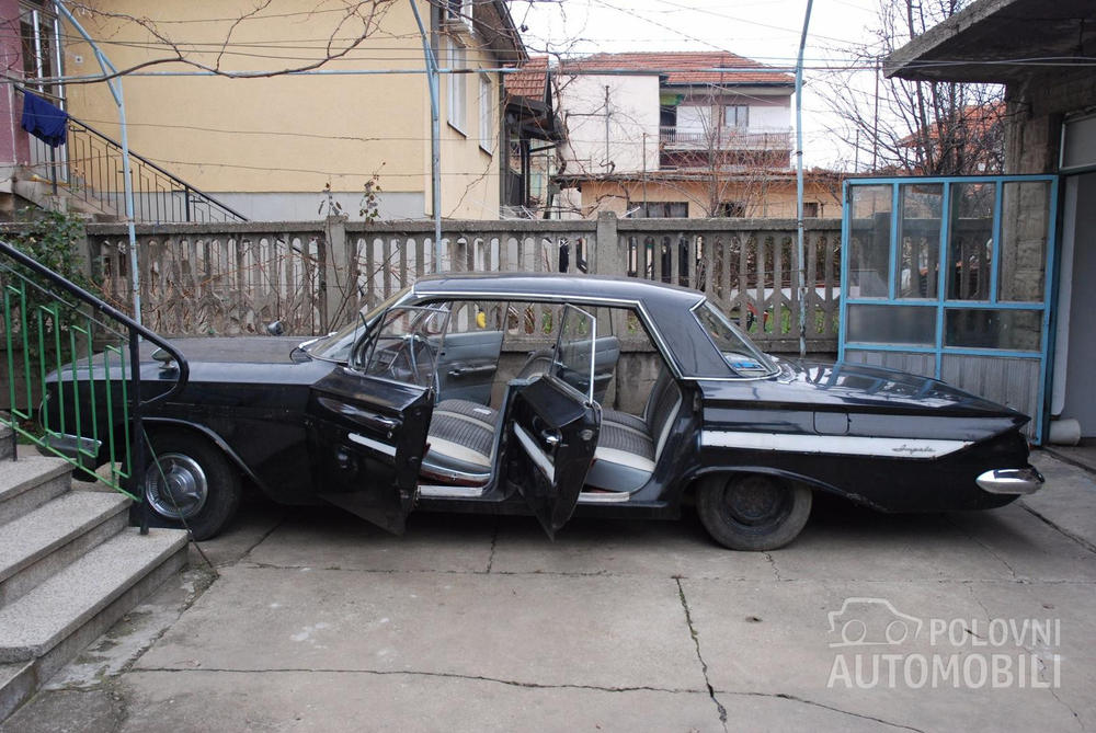 Unutrašnjost je rađena od kombinovane kože 