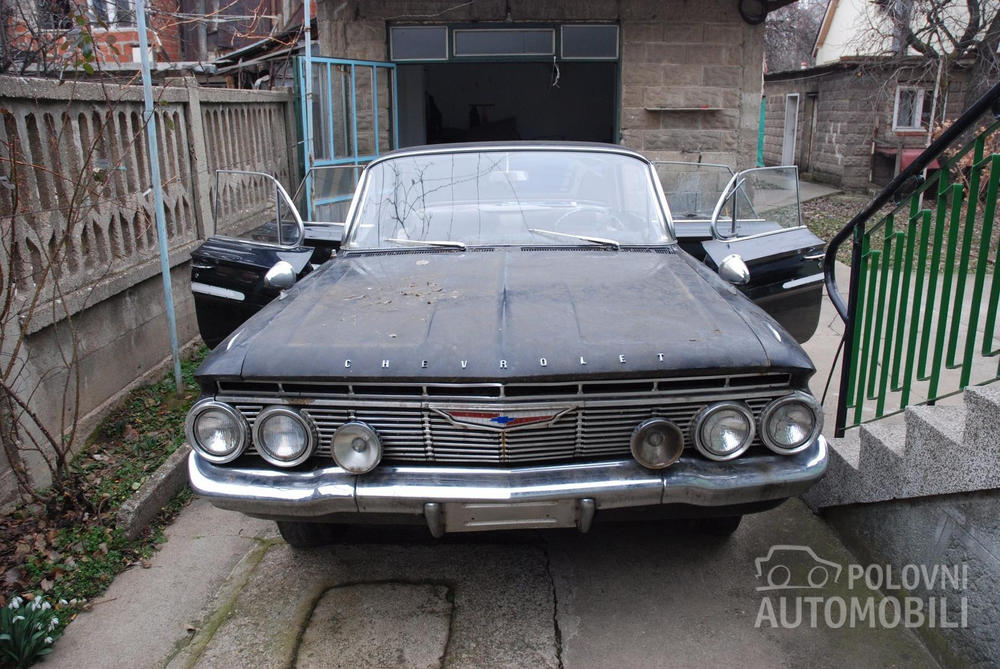 Automobil je crne boje, dok mu je enterijer sive  