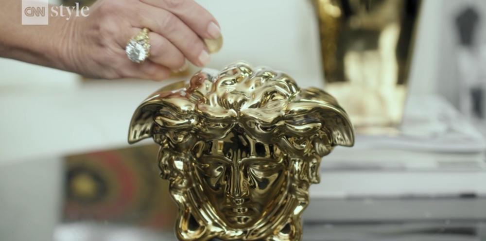 Posebnu vrednost ima kasica-prasica koja je sva od zlata 