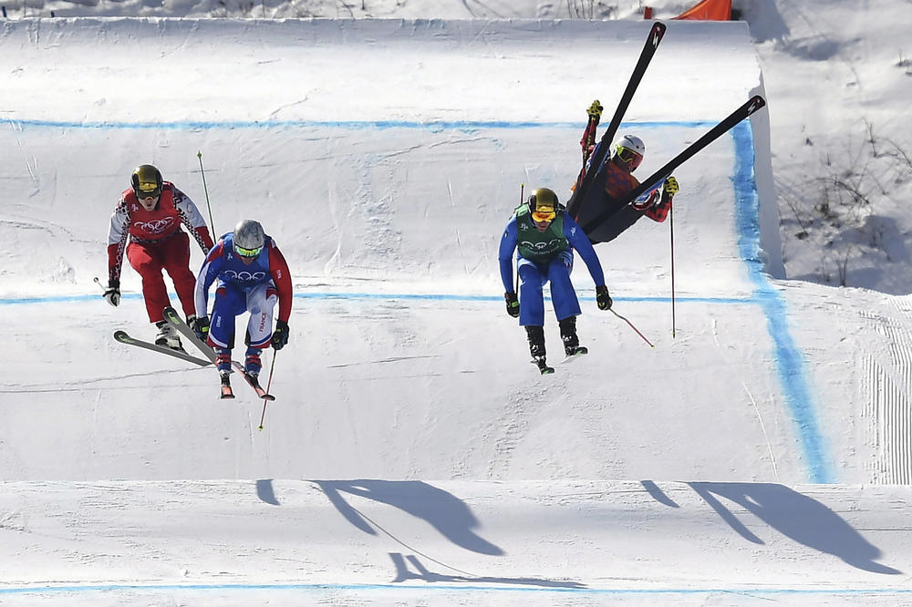 SLOMLJENA MU KARLICA! Kanadski skijaš leteo 30 metara u vis, a zatim ostao nepomično da leži! (FOTO) (VIDEO)