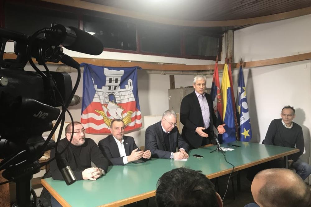 DS: Naprednjaci probali da spreče tribinu koalicije Da oslobodimo Beograd, građani ih oterali (FOTO)