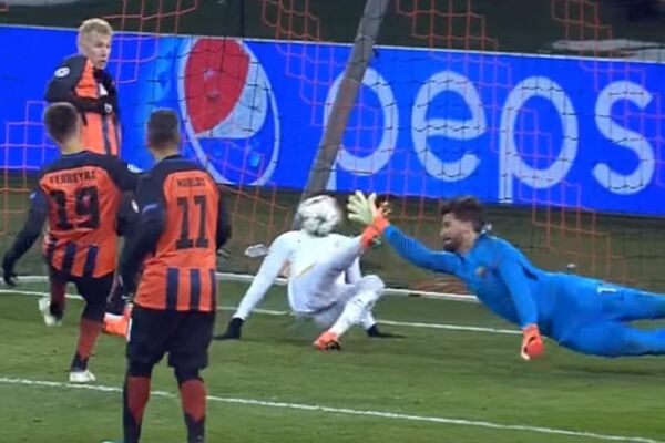 Fudbal ovakvu odbranu ne pamti! Pogledajte sliku i probajte da pogodite ko je sprečio loptu da uđe u gol? (VIDEO)