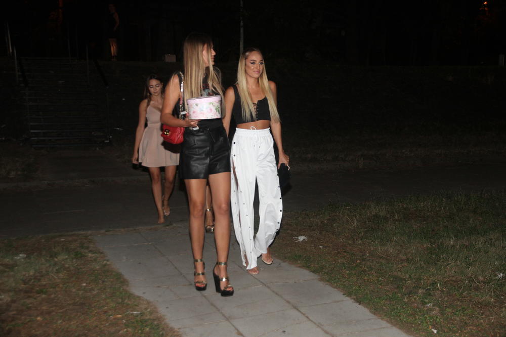 Da li se ovako oblači neko ko sebe naziva MODNOM BLOGERKOM? Rani radovi Lune Đogani nasmejaće vas do suza (FOTO)