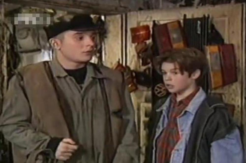 LADNO GA NISMO PREPOZNALI SVE OVE GODINE: Šegrt Milojica iz Porodičnog blaga nas je nasmejavao do suza, a sad smo shvatili da ga na TV-u gledamo i danas! (VIDEO)