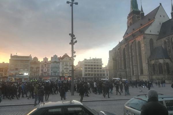 Grobari okupirali Plzenj! Moćan korteo pred meč sa Viktorijom, pucalo je na sve strane! (FOTO) (VIDEO)