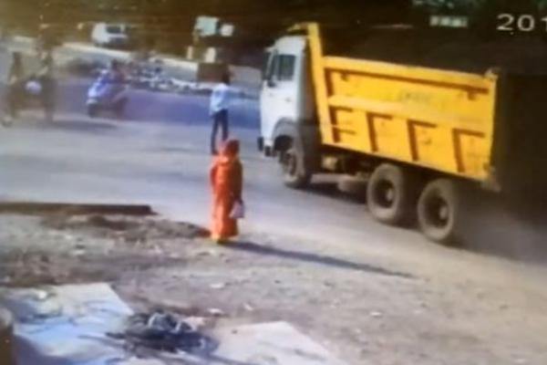 DA LI JE OVAJ ČOVEK SUPERMEN KOJI SE KRIJE OD JAVNOSTI? Udario ga kamion, a on - NIŠTA!!! (VIDEO)