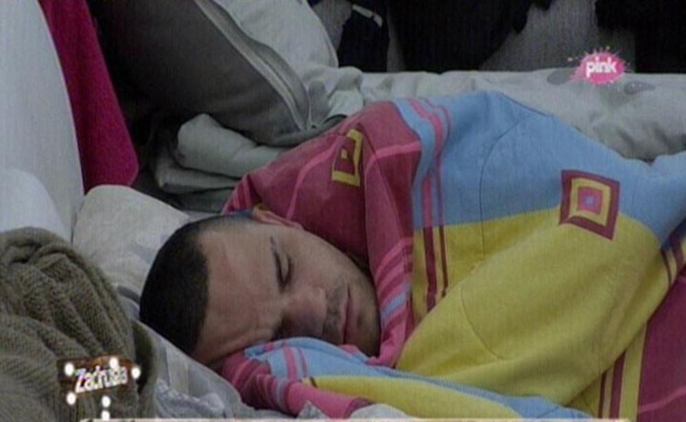 Nije nosio bubicu, spavao je tokom sastanaka, išao je 9 puta kod zubara  