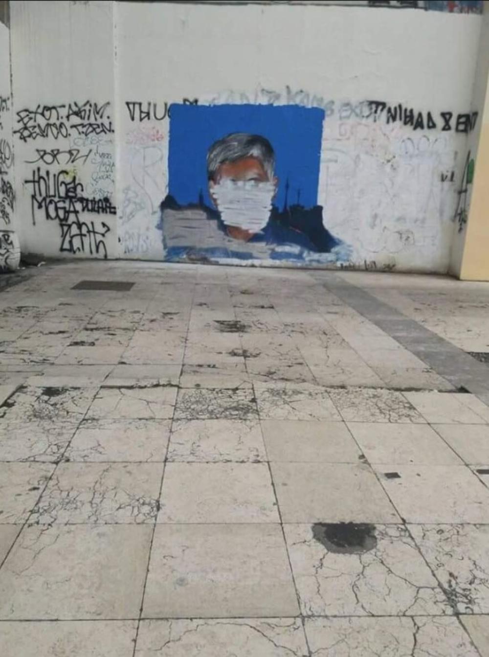 Nalazi se ispred Filozofskog fakulteta u Beogradu  