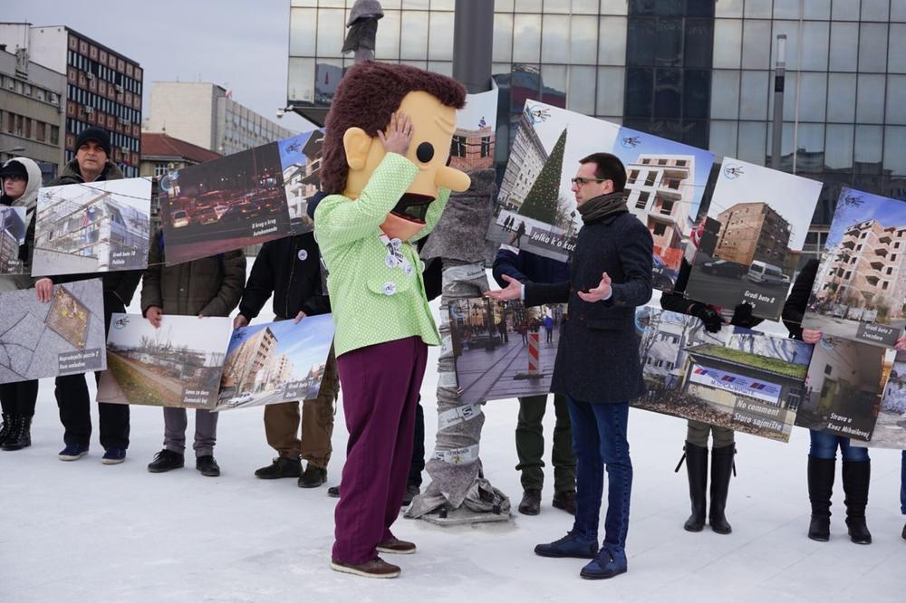 "Šta radite bre" održali izložbu na Slaviji, a pred sudom protest (FOTO)
