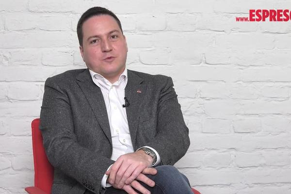 MISLILI STE DA JE BRANKO RUŽIĆ UVEK OVAKO IZGLEDAO? Pronašli smo njegovu fotografiju od pre 20 godina, a njegov razdeljak ostavljao je žene bez daha (FOTO)