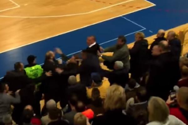 NOVA BRUKA I SRAMOTA SRPSKOG RUKOMETA! U finalu Kupa se nabadali igrači, pa se posle i direktori pesničili na tribinama! (VIDEO)