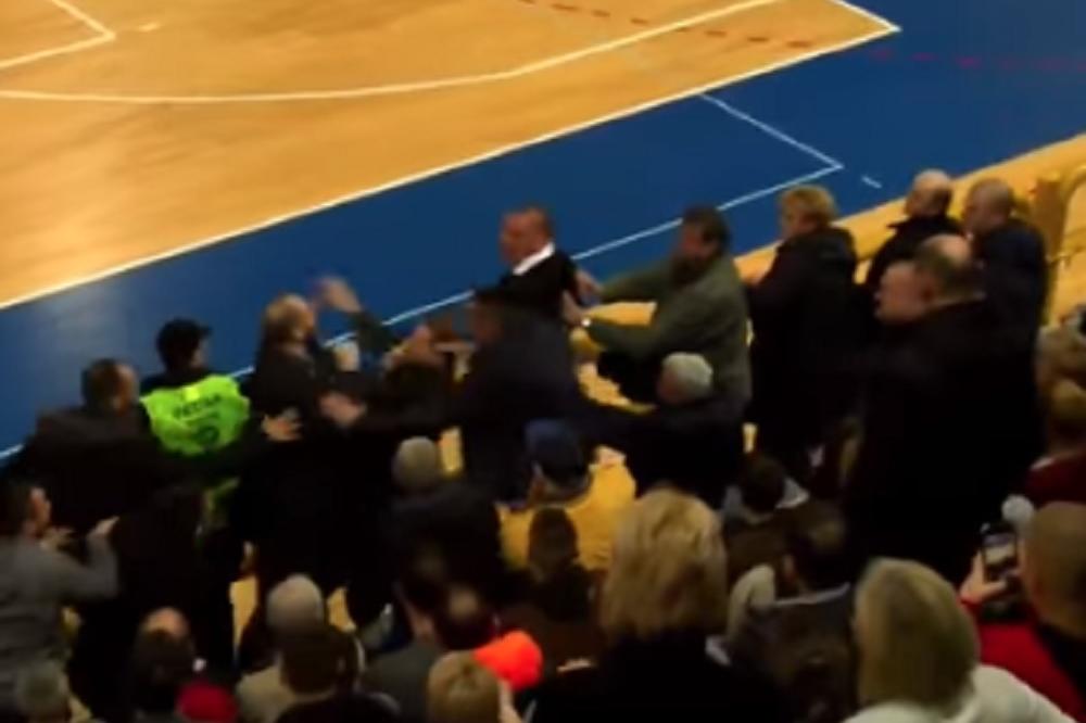 NOVA BRUKA I SRAMOTA SRPSKOG RUKOMETA! U finalu Kupa se nabadali igrači, pa se posle i direktori pesničili na tribinama! (VIDEO)