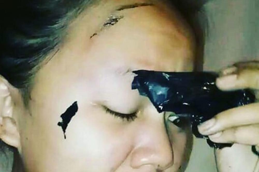 STAVILA JE CRNU MASKU ZA LICE: Kada je počela da je skida, odmah se POKAJALA! (VIDEO)