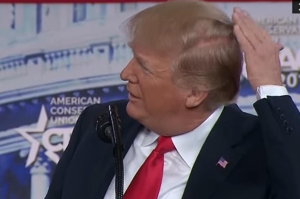PRIZNAO DA GUBI KOSU: Donald Tramp pokazao kako pokušava da sakrije ĆELU! (VIDEO)