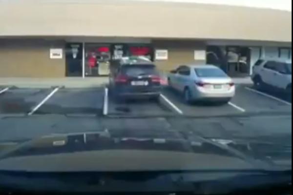 OVA ŽENA JE SVETSKI ŠAMPION U PARKIRANJU: Kunemo se, ovako nešto još NISTE VIDELI! (VIDEO)