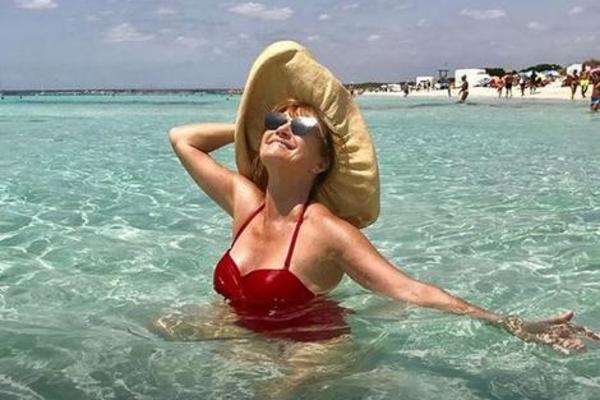 SLIKALA SE ZA PLEJBOJ U 67. GODINI: Glumica ispozirala i raspametila čitav svet svojim izazovnim telom (FOTO)