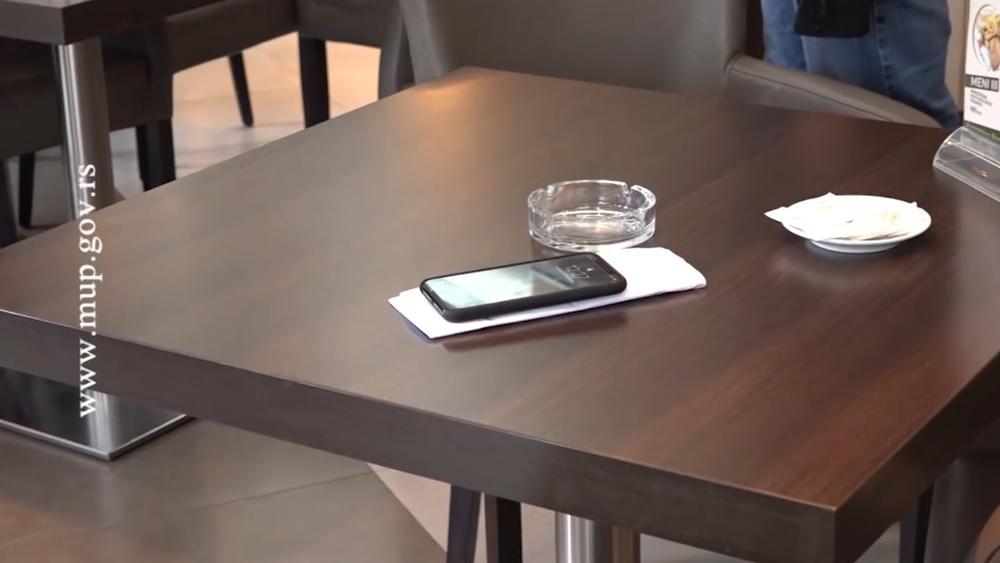 mobilni telefon u kome se navodno nalaze kompromitujući snimci  