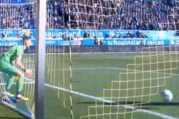 KENGURE, VIDE LI TI OVO?! Golman ušao u gol da pije vodu i postao predmet sprdnje celog interneta! (VIDEO)