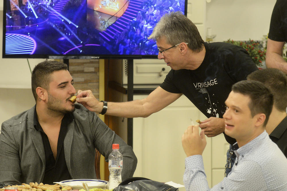 ON JE MLAD MOMAK, ZVAO SAM GA ČIM SAM TO ČUO, i rekao mu... Saša Popović se oglasio povodom snimka na kom Darko Lazić šmrče kokain!