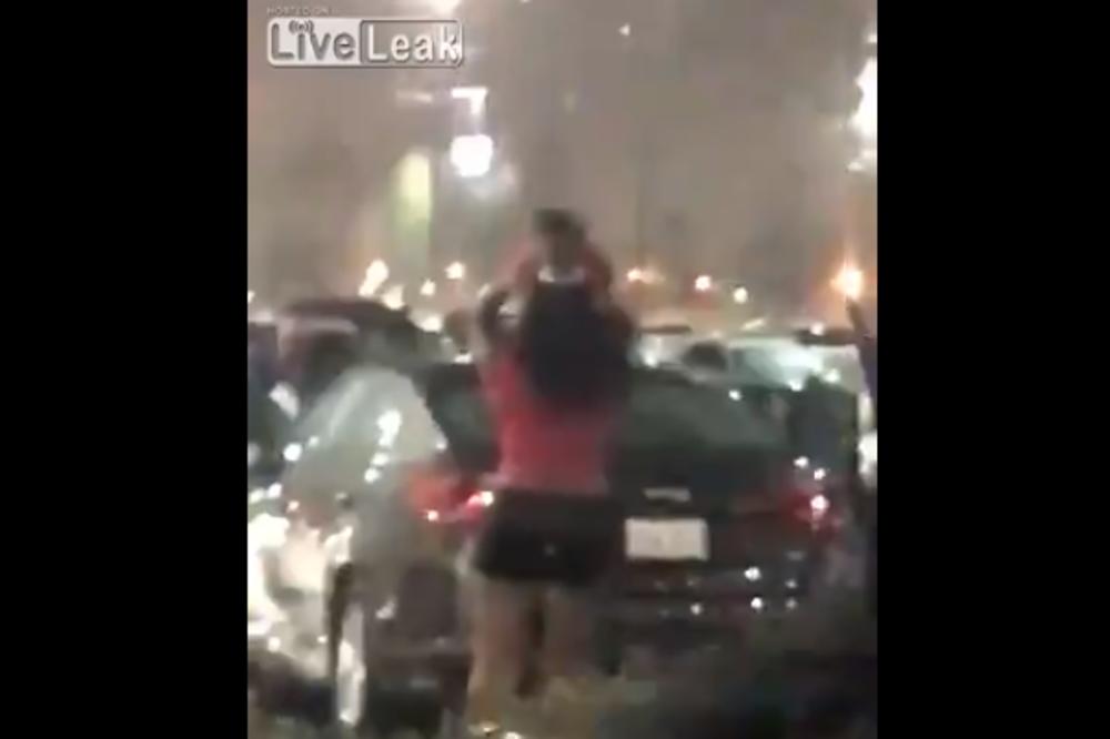 CEO SVET MRZI OVU ŽENU: Niko ne može da veruje šta je uradila sa detetom DOK JE NAPOLJU PLJUŠTALO! (VIDEO)