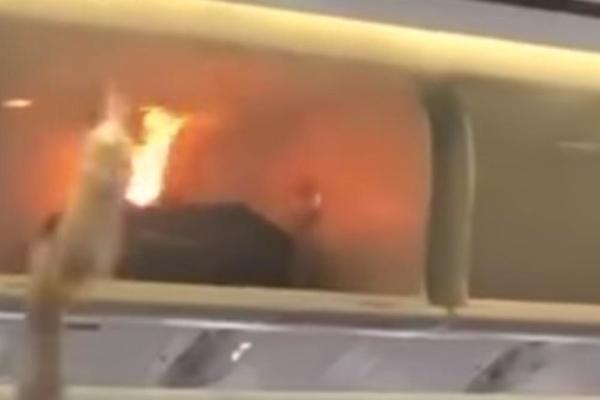 PUNJAČ ZA TELEFON IZAZVAO POŽAR U AVIONU: Putnici u šoku gledali kako PLAMEN guta sve pred sobom (VIDEO)
