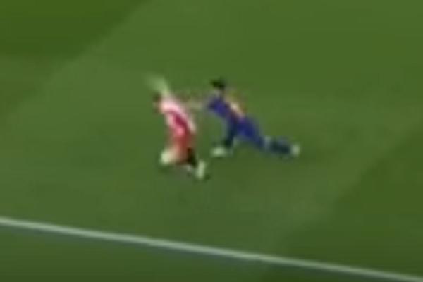 DRIPAČKI, ODVRATNO, PREVIŠE ČAK I ZA NJEGA! Suarez namerno probao da dobije žuti karton, pa onda jurio sudiju! (VIDEO)