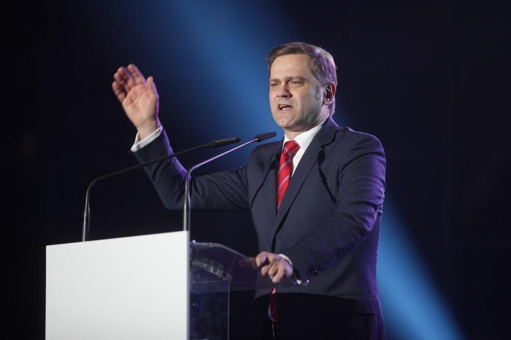 OTERALI GA SA OGRADE? Demonstranti navodno napali i Borka Stefanovića!