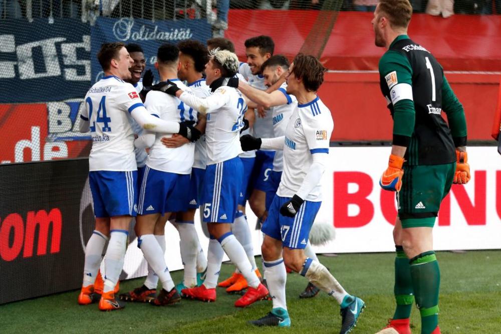 NE ŽELE DA STANU: Šalke na vrhu Bundeslige!