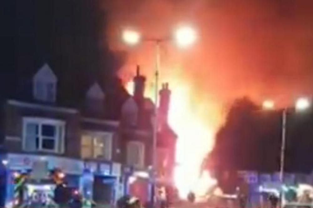 SNAŽNA EKSPLOZIJA U BRITANIJI: Hitne službe na terenu, NA ULICAMA VLADA PANIKA (VIDEO)