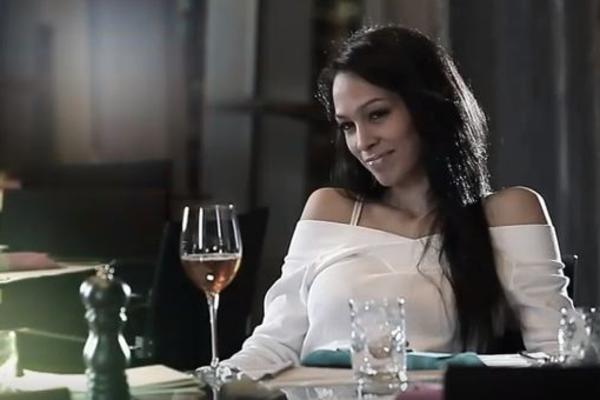 POKUŠALA JE DA SE UBIJE I JAVNO OBJAVILA OPROŠTAJNU PORUKU: Lepa pevačica kojoj je KOSA OPADALA OD STRESA, sada glumi u Nemanjićima! (FOTO)