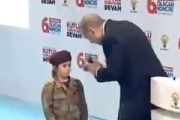 Turski predsednik Erdogan izveo na binu devojčicu: Postavio joj je UŽASNO PITANJE, zbog koga je briznula u plač! (VIDEO)