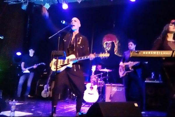 ODA BOUVIJU U BOŽIDARCU: Gift, Gile, Cukić i Bojana podsetili na giganta rokenrola