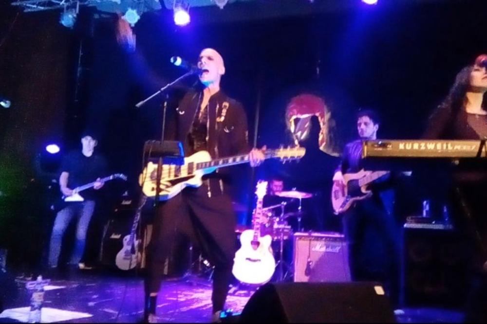 ODA BOUVIJU U BOŽIDARCU: Gift, Gile, Cukić i Bojana podsetili na giganta rokenrola