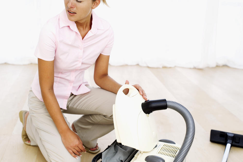 AKO ŽELITE DA VAM USISIVAČ POTRAJE, OVO NIKAKO NE ČISTITE SA NJIM: Ove stvari su SMRT za aparat!